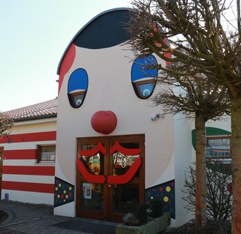Eingang Fridolins Kindernest Kindergarten Sandharlanden Abensberg