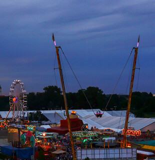 Gillamoos Jahrmarkt bei Nacht Stadtansicht Abensberg