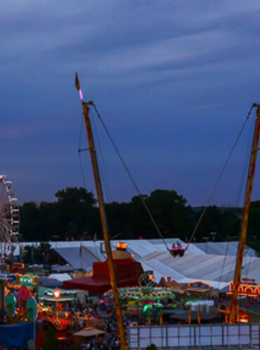 Gillamoos Jahrmarkt bei Nacht Stadtansicht Abensberg