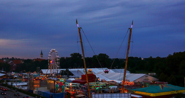 Gillamoos Jahrmarkt bei Nacht Stadtansicht Abensberg