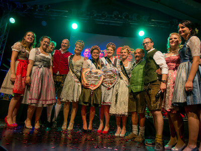Gillamoos Dirndlköniginnenwahl, Gruppenfoto nach Siegerehrung