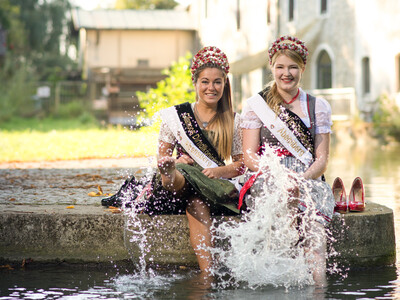 Gillamoos Königinnen planschen an der Abens