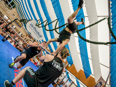 Akrobatik beim Boxen im Hofbräuzelt am Gillamoos in Abensberg | © Marco Holzhäuser