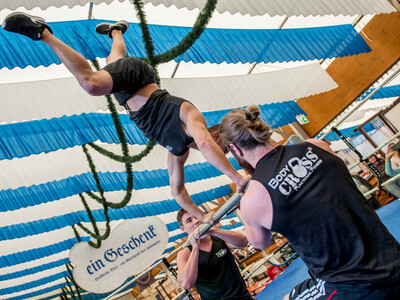 Akrobatik im Hofbräuzelt am Gillamoos | © Marco Holzhäuser