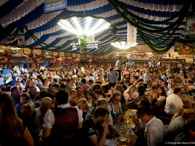volles Kuchlbauer Festzelt am Gillamoos