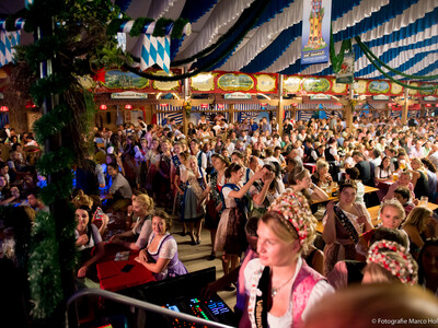 Königlicher Besuch im Kuchlbauer Festzelt