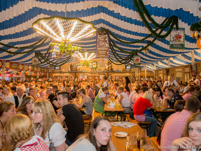 Volles Kuchlbauerzelt am Gillamoos in Abensberg | © Marco Holzhäuser