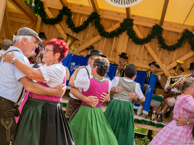 Den Volkstänzern macht es sichtlich Spaß