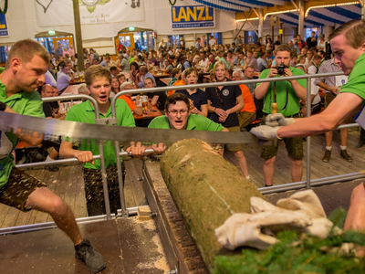 Action beim Holzsägen am Gillamoosdonnerstag | © Marco Holzhäuser