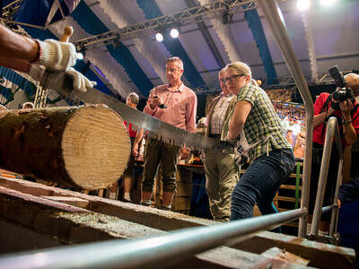 Gillamoos Holzsagln Holzsägewettbewerb | © Marco Holzhäuser