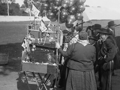 Historische Aufnahme des Gillamoos in Abensberg mit Luftballonstand | © Stadt Abensberg