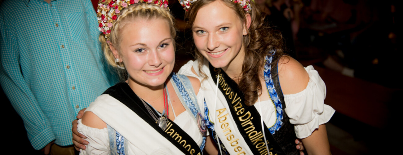 Gillamoos Dirndlkönigin 2014/15 Theresa Alkofer mit Vize Maria Ecker | © Marco Holzhäuser