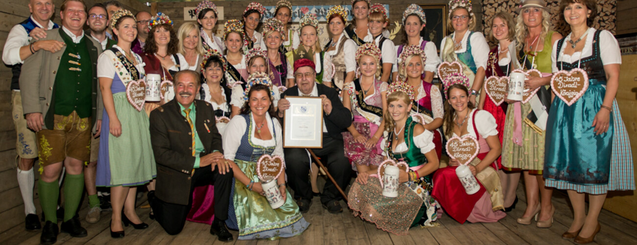 Ehrung Hans Leidl mit ehemaligen Dirndlköniginnen