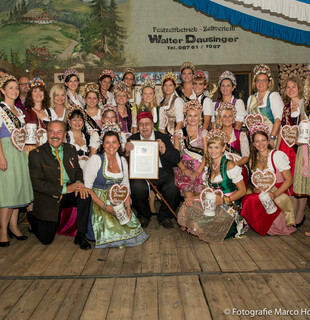 Ehrung Hans Leidl mit ehemaligen Dirndlköniginnen