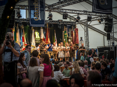 Gillamoos Anstich Fahnenabordnung Ottenbräu Festzelt 