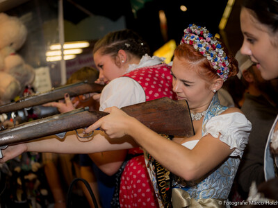 Vize Dirndlkönigin Maja Kelly am Schießstand am Gillamoos | © Marco Holzhäuser