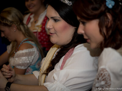 Siegenburger Hopfenkönigin Elisabeth Wurmdobler am Gillamoos beim Gastköniginnentreffen | © Marco Holzhäuser