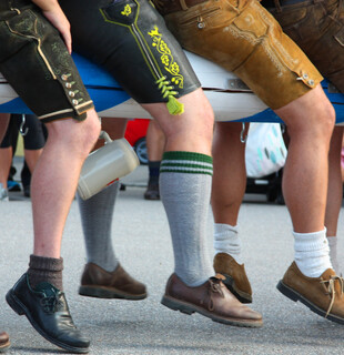Gillamoos Auszug der Aventinus Buam Detaiansicht Lederhosenbeine | © Agnes Riembauer, Photogilde Aventin
