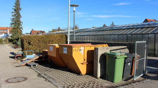 Hausmüll landet in Friedhof-Containern