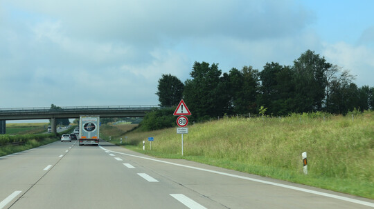 A 93 ab 2. Mai teils einspurig