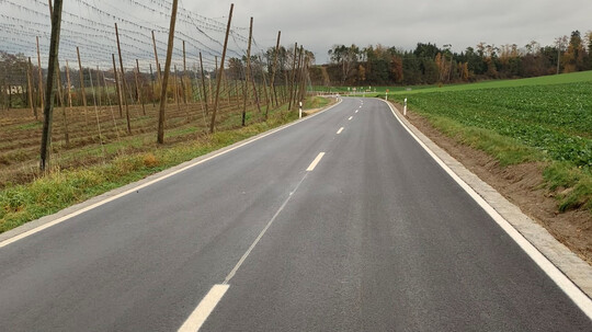 Sichere Fahrt auf frisch sanierter Straße