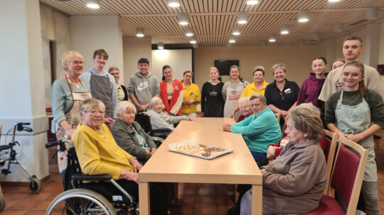 Jung und Alt beim Plätzchenbacken