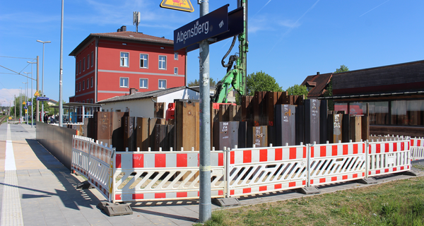 Riesenschritte am Bahnhof