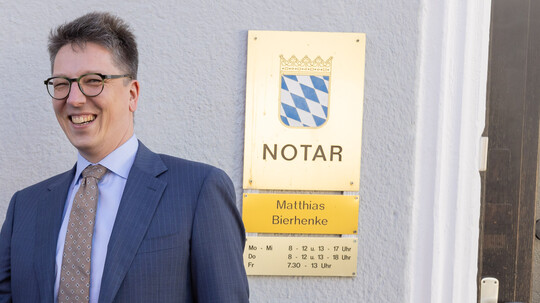 Notariate vor Ort laden ein