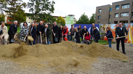 Feierlicher Spatenstich 