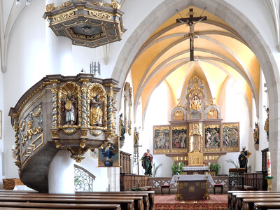 Kanzel und Altarraum, Stadtpfarrkirche Sankt Barbara